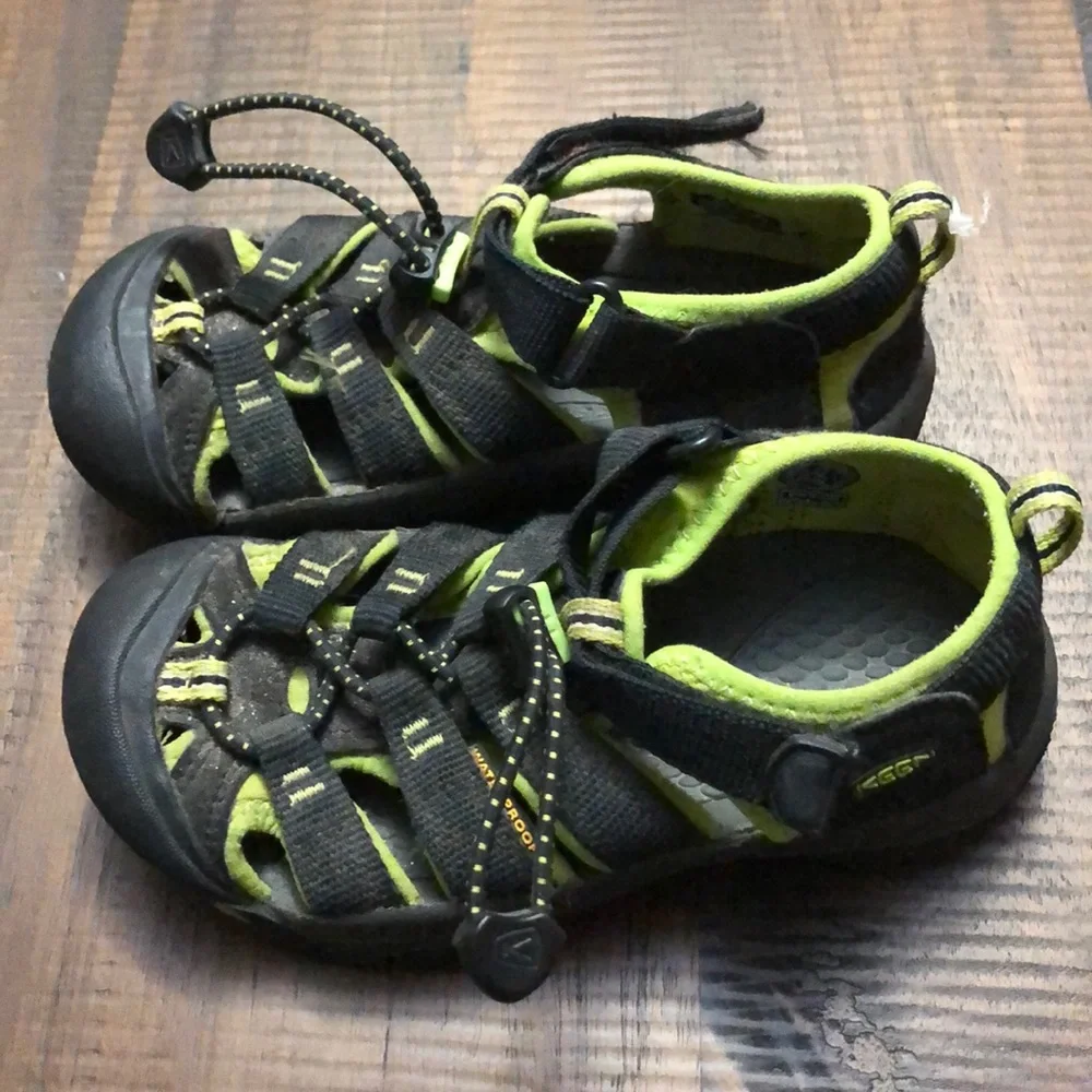 Kids’ size 4 EUC Keens.